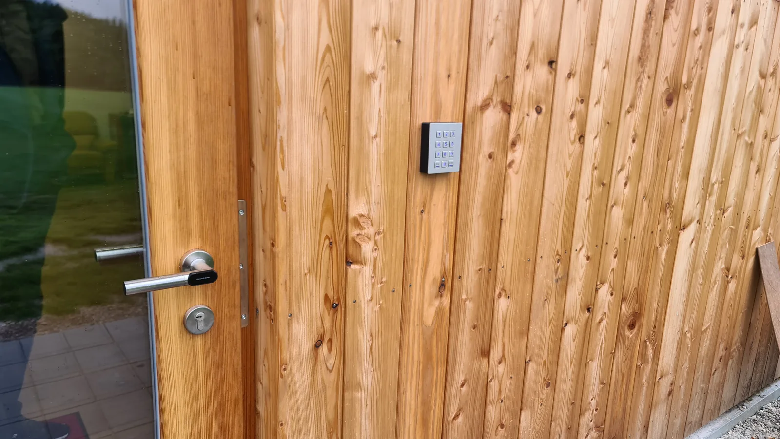 Eingangstür mit elektronischem Türbeschlag und daneben montiertem D-Lock Keypad