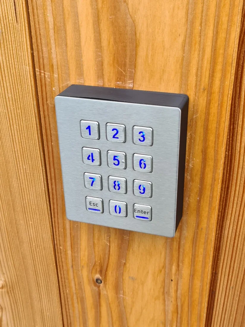 D-Lock Keypad flach an einer Holzfassade montiert, seitliche Ansicht